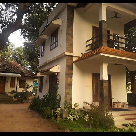 Abru'S Holidays International Travelers Alappuzha Exteriör bild