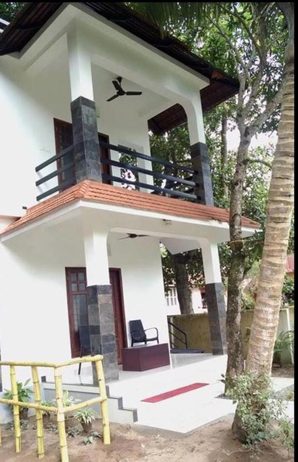 Abru'S Holidays International Travelers Alappuzha Exteriör bild