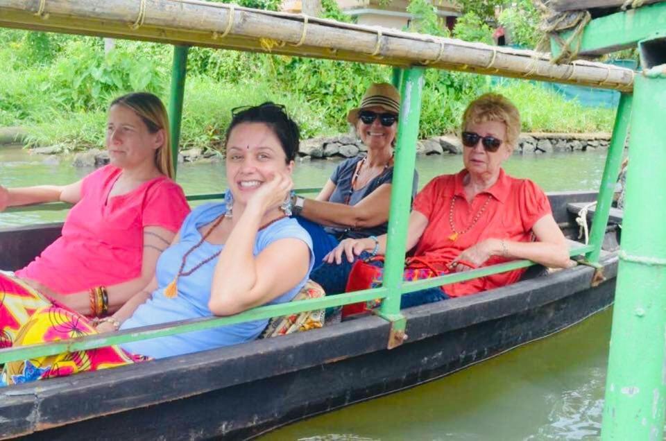 Abru'S Holidays International Travelers Alappuzha Exteriör bild