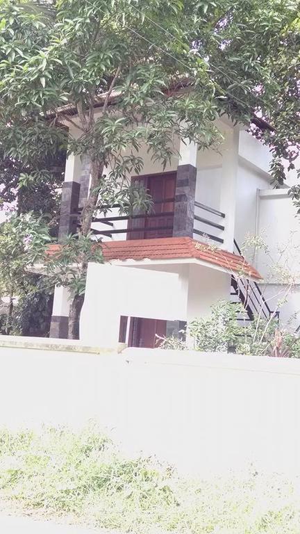 Abru'S Holidays International Travelers Alappuzha Exteriör bild