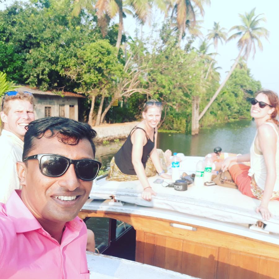 Abru'S Holidays International Travelers Alappuzha Exteriör bild